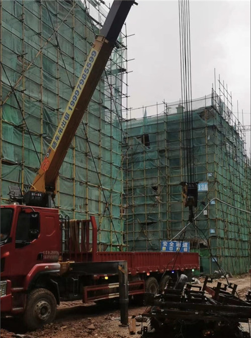 加查县“慢工细活”—— 吊车的 “微动控制” 技术